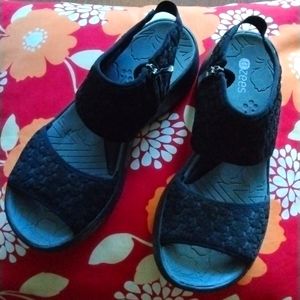 BZEES walking sandals